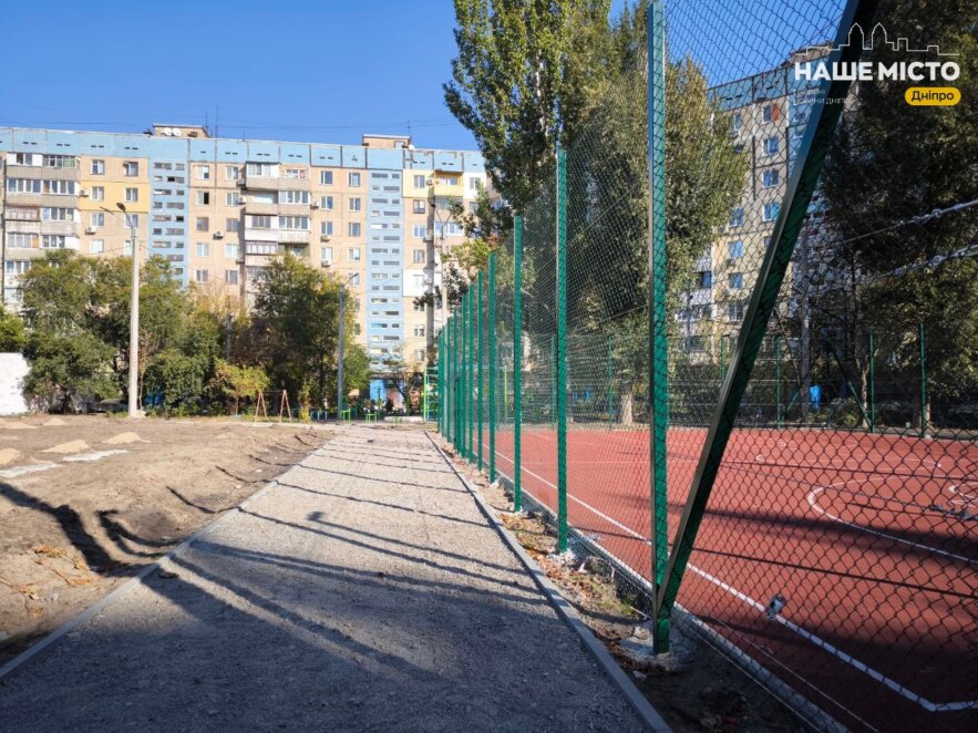 Сучасні тренажери та гойдалки для малечі: у Дніпрі триває ремонт майданчика на вул. Велика Діївська, 32