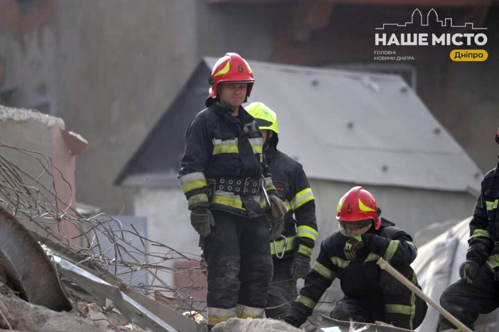 Рятувальники Дніпра ліквідують наслідки ракетного удару - Наше Місто