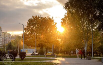 Осіння казка на Перемозі: бульвар Слави у Дніпрі зачаровує барвистими пейзажами