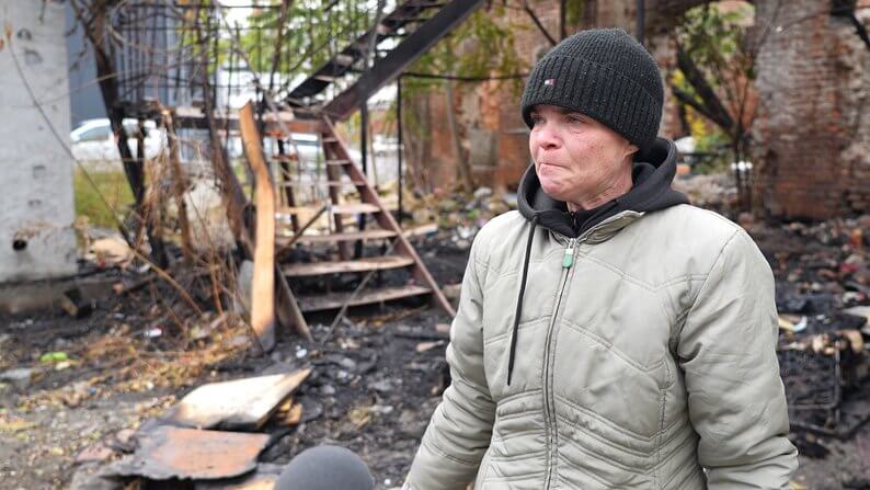 У центрі Дніпра підпалили саморобне житло, де оселилися безхатьки