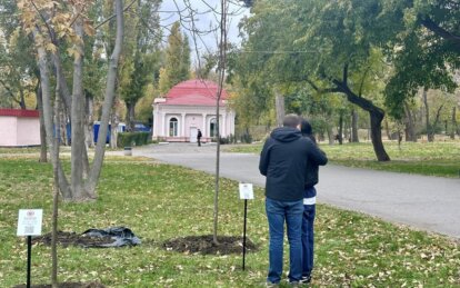 Вшанування пам'яті героїв: на Алеї захисників у парку Глоби у Дніпрі висадили 31 клен