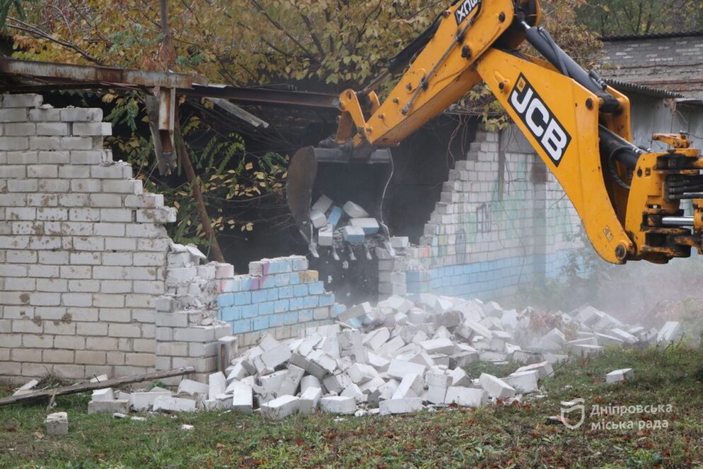 У Дніпрі демонтували два самобуди на території ліцею: на це є рішення суду