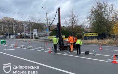 У Дніпрі на житловому масиві Сокіл встановлюють колесовідбійний брус