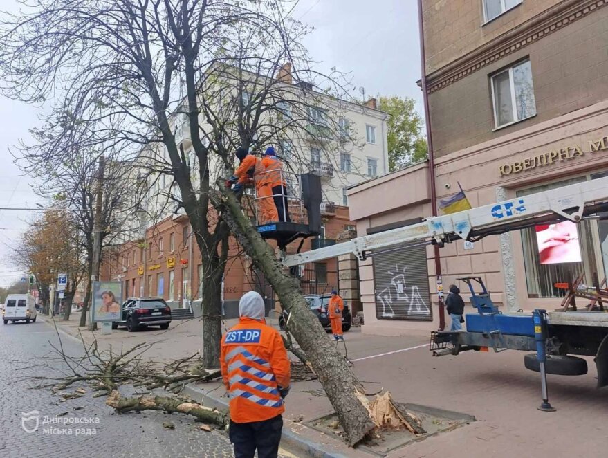 У Дніпрі через шквальний вітер комунальники працюють у посиленому режимі