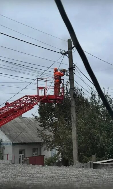 У Дніпрі продовжують лагодити колодязі та повертати вуличне освітлення за заявками містян