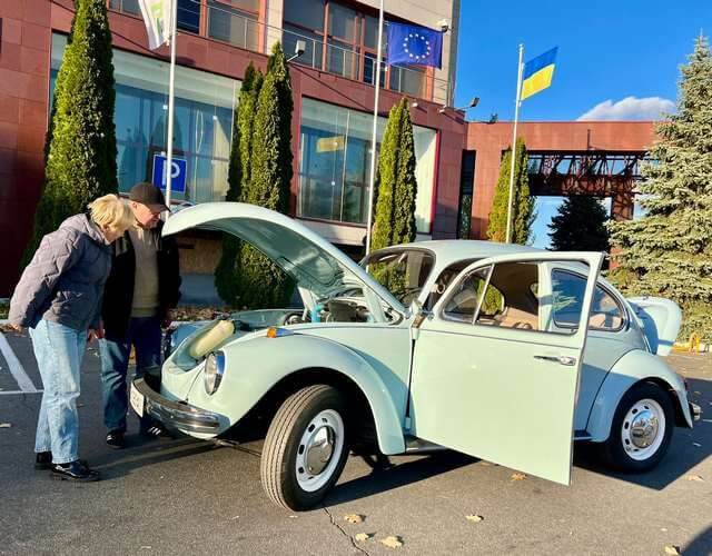 Мешканець Дніпра самотужки перетворив стару автівку на музейний експонат