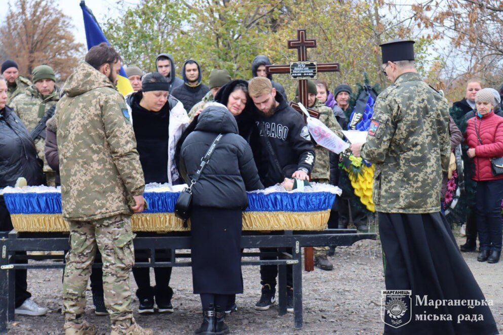 Схиляємо голови у скорботі: у Марганці провели в останню путь 28-річного захисника