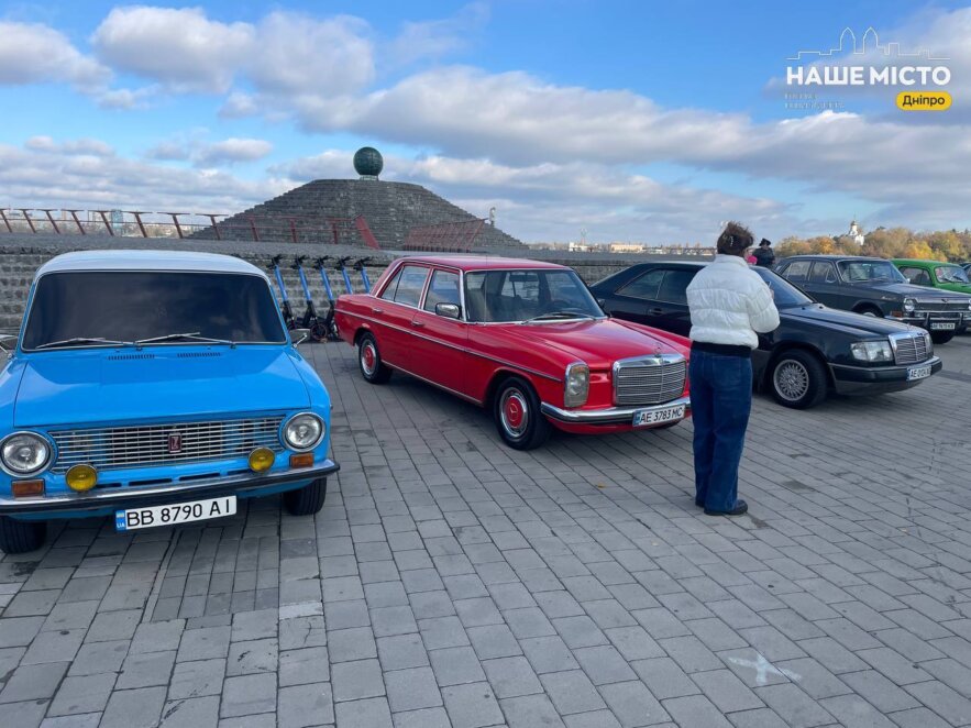 У Дніпрі проходить унікальний автопробіг ретроавтомобілів