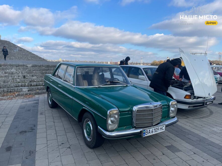 У Дніпрі проходить унікальний автопробіг ретроавтомобілів