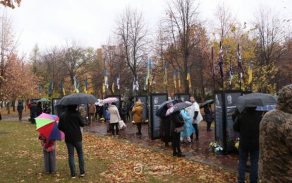 21 листопада, у День Гідності та Свободи, у сквері Героїв відкрили чергову, четверту частину проекту «Історії Героїв». Цього разу мешканці міста змогли ознайомитися з життєвими історіями та подвигами ще 45 українських військових. Ініційований у серпні цього року проект регулярно поповнюється новими світлинами та розповідями про героїв, які віддали життя за Україну. Про це повідомляє «Наше місто» з посиланням на міську владу Дніпра. «На 15 трикутних конструкціях представлено 45 історій загиблих Героїв із прапорами їхніх бригад. Ці історії збираємо завдяки ініціативам родичів, друзів і побратимів. Цей проєкт — частина великої роботи для вшанування наших захисників. Ми прагнемо донести до громади, що Герої жили серед нас, навчалися й працювали поруч із нами», — зазначив Сергій Луденський, в.о. директора департаменту молодіжної політики та національно-патріотичного виховання Дніпровської міськради. Проєкт охоплює історії українських військових, починаючи з 2014 року і до сьогодні. Серед них особливе місце займає історія Максима Семенова, відомого дніпровського громадського діяча. До війни він був засновником місцевої асоціації екстремального спорту та активним популяризатором велокультури. З початком повномасштабного вторгнення Максим пішов захищати Україну і загинув героїчно в травні 2022 року під час виконання бойового завдання. «Максим був надзвичайно активною людиною. Попри вік і відсутність бойового досвіду, він наполіг на тому, щоб бути корисним Україні. Його пам’ять житиме серед нас завдяки таким проєктам, як «Історії Героїв». Я хочу, щоб наступні покоління знали імена тих, хто поклав своє життя за нашу свободу», — сказала вдова Героя Юлія Семенова. На відкриття проєкту прийшли родини полеглих воїнів, військові й побратими. «Це важливий спосіб увічнення пам’яті, адже кожен повинен розуміти ціну нашої свободи», — додав Олександр Курбатов, представник 128-ї окремої бригади територіальної оборони. Загалом у рамках проєкту «Історії Героїв» представлено вже 180 історій захисників. Оновлення експозиції підтримали 128-ма окрема бригада територіальної оборони, 93-тя окрема механізована бригада «Холодний Яр», Новокодацька районна адміністрація. Щоб подати інформацію про героя для увічнення пам’яті, необхідно звернутися до департаменту молодіжної політики та національно-патріотичного виховання Дніпровської міської ради або зателефонувати на Єдину гарячу лінію міськради за номерами: (056) 732-12-12, (095) 732-12-12, (096) 732-12-12, (073) 732-12-12. Усі історії, які розміщуються на інформаційних конструкціях у рамках проєкту, також доступні на єдиній меморіальній платформі міста Дніпра «В!йна». Переглянути їх можна за посиланням: memory.dp.ua. Раніше ми писали, у Дніпрі працює платформа «В!йна», на якій можна опублікувати інформацію про подвиги загиблих воїнів.