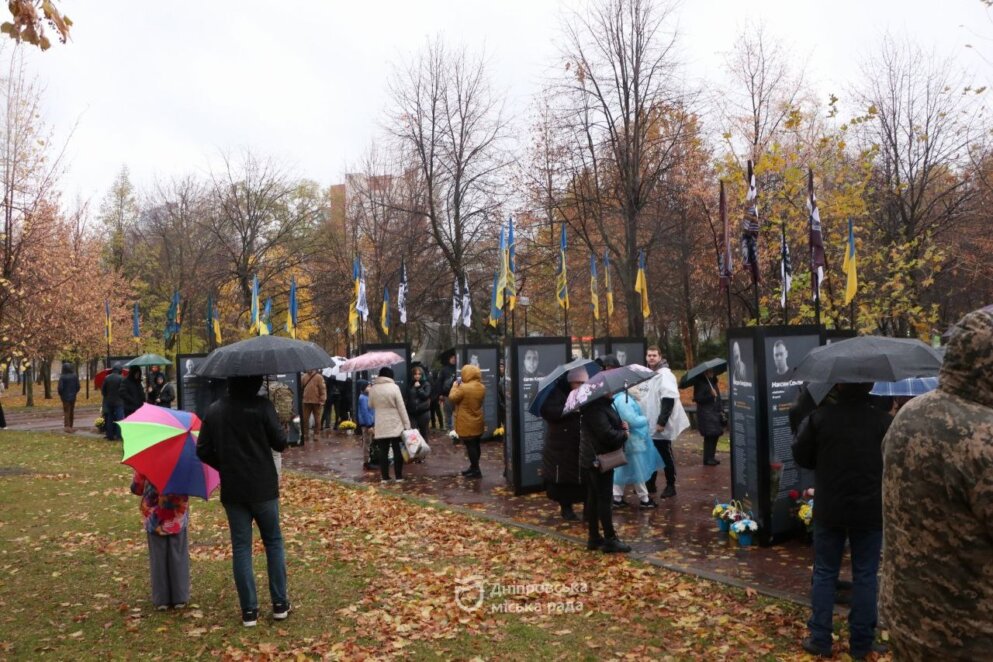 21 листопада, у День Гідності та Свободи, у сквері Героїв відкрили чергову, четверту частину проекту «Історії Героїв». Цього разу мешканці міста змогли ознайомитися з життєвими історіями та подвигами ще 45 українських військових. Ініційований у серпні цього року проект регулярно поповнюється новими світлинами та розповідями про героїв, які віддали життя за Україну. Про це повідомляє «Наше місто» з посиланням на міську владу Дніпра. «На 15 трикутних конструкціях представлено 45 історій загиблих Героїв із прапорами їхніх бригад. Ці історії збираємо завдяки ініціативам родичів, друзів і побратимів. Цей проєкт — частина великої роботи для вшанування наших захисників. Ми прагнемо донести до громади, що Герої жили серед нас, навчалися й працювали поруч із нами», — зазначив Сергій Луденський, в.о. директора департаменту молодіжної політики та національно-патріотичного виховання Дніпровської міськради. Проєкт охоплює історії українських військових, починаючи з 2014 року і до сьогодні. Серед них особливе місце займає історія Максима Семенова, відомого дніпровського громадського діяча. До війни він був засновником місцевої асоціації екстремального спорту та активним популяризатором велокультури. З початком повномасштабного вторгнення Максим пішов захищати Україну і загинув героїчно в травні 2022 року під час виконання бойового завдання. «Максим був надзвичайно активною людиною. Попри вік і відсутність бойового досвіду, він наполіг на тому, щоб бути корисним Україні. Його пам’ять житиме серед нас завдяки таким проєктам, як «Історії Героїв». Я хочу, щоб наступні покоління знали імена тих, хто поклав своє життя за нашу свободу», — сказала вдова Героя Юлія Семенова. На відкриття проєкту прийшли родини полеглих воїнів, військові й побратими. «Це важливий спосіб увічнення пам’яті, адже кожен повинен розуміти ціну нашої свободи», — додав Олександр Курбатов, представник 128-ї окремої бригади територіальної оборони. Загалом у рамках проєкту «Історії Героїв» представлено вже 180 історій захисників. Оновлення експозиції підтримали 128-ма окрема бригада територіальної оборони, 93-тя окрема механізована бригада «Холодний Яр», Новокодацька районна адміністрація. Щоб подати інформацію про героя для увічнення пам’яті, необхідно звернутися до департаменту молодіжної політики та національно-патріотичного виховання Дніпровської міської ради або зателефонувати на Єдину гарячу лінію міськради за номерами: (056) 732-12-12, (095) 732-12-12, (096) 732-12-12, (073) 732-12-12. Усі історії, які розміщуються на інформаційних конструкціях у рамках проєкту, також доступні на єдиній меморіальній платформі міста Дніпра «В!йна». Переглянути їх можна за посиланням: memory.dp.ua. Раніше ми писали, у Дніпрі працює платформа «В!йна», на якій можна опублікувати інформацію про подвиги загиблих воїнів.