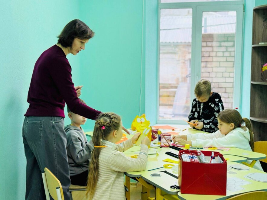 Бібліотека, гуртки та підготовка до НМТ: у Дніпрі відкрили новий простір допомоги для ВПО з Донеччини