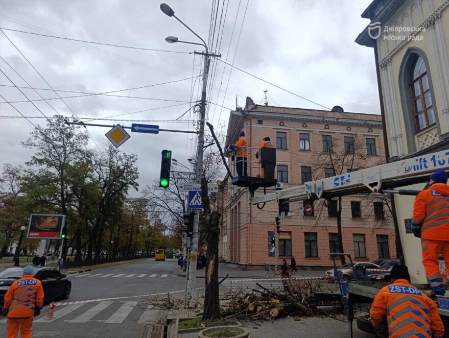 У Дніпрі через шквальний вітер комунальники працюють у посиленому режимі