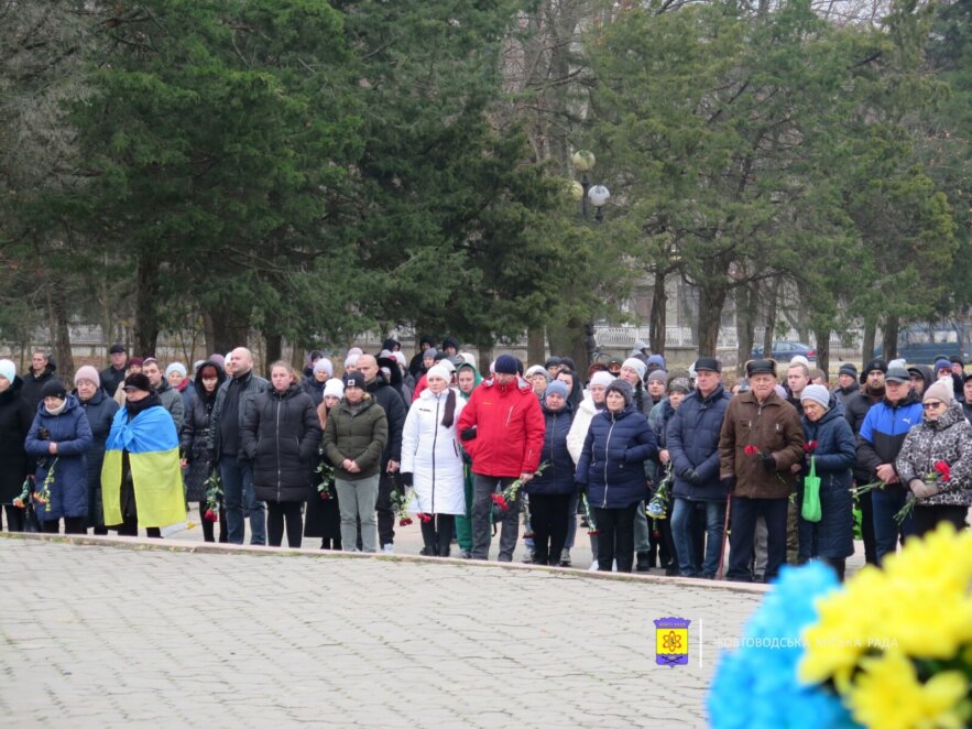 Схиляємо голови у скорботі: у Жовтих Водах провели в останню путь загиблого Героя