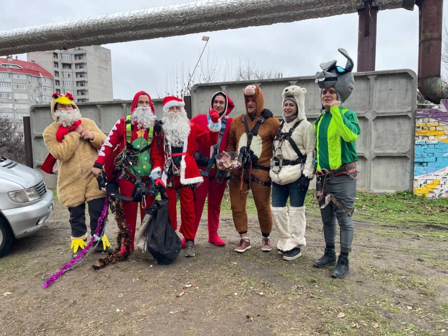 У Дніпрі альпіністи в костюмах казкових персонажів привітали маленьких пацієнтів однієї з лікарень з Різдвом