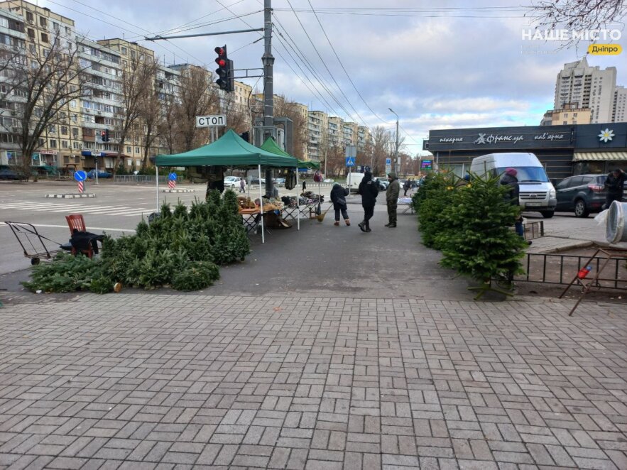 Точка продажи елок на Победе