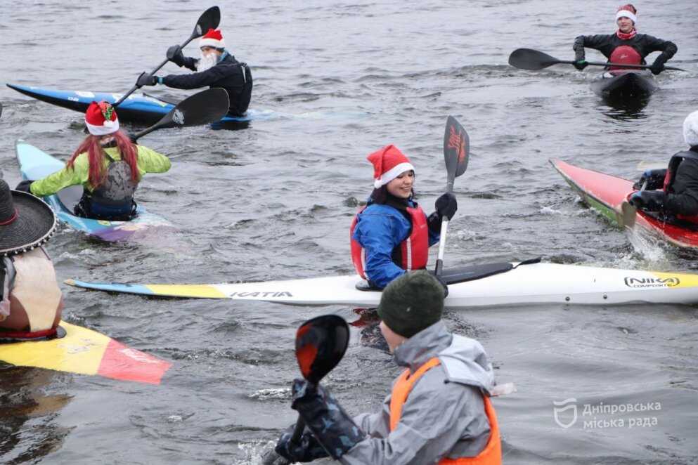 Драгонботи і SUP-дошки: у Дніпрі пройшов різдвяний заплив