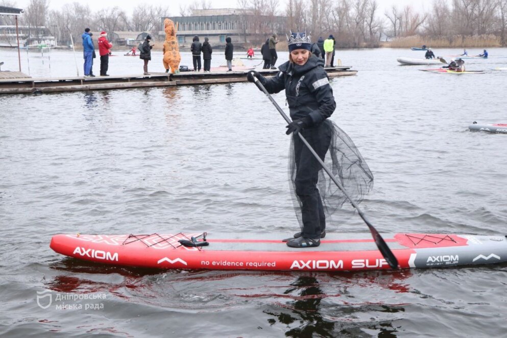 Драгонботи і SUP-дошки: у Дніпрі пройшов різдвяний заплив