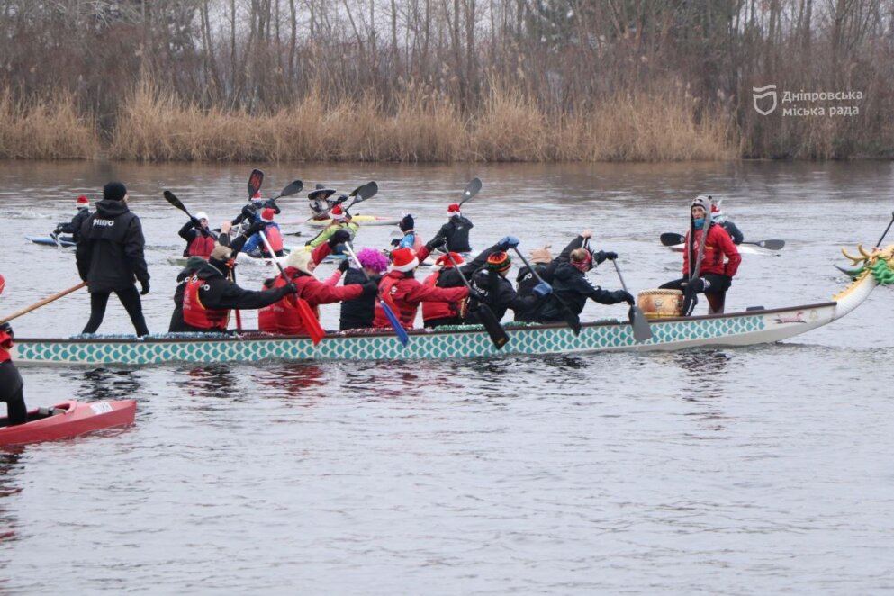 Драгонботи і SUP-дошки: у Дніпрі пройшов різдвяний заплив