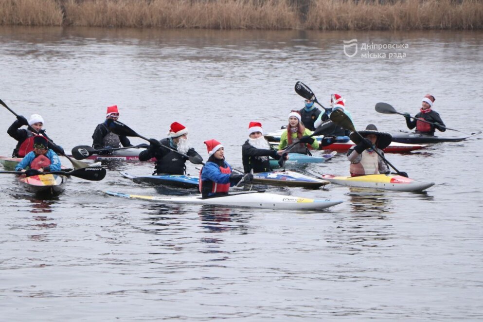 Драгонботи і SUP-дошки: у Дніпрі пройшов різдвяний заплив