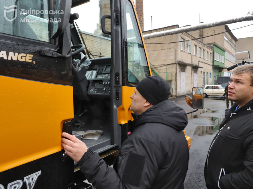 Дніпро безкоштовно отримав від Японії чергову партію комунальної техніки вартістю близько 2 млн доларів