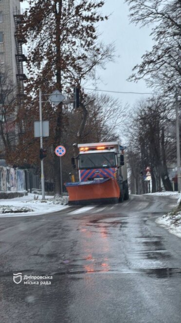 У Дніпрі комунальники розчищали тротуари та автошляхи від снігу