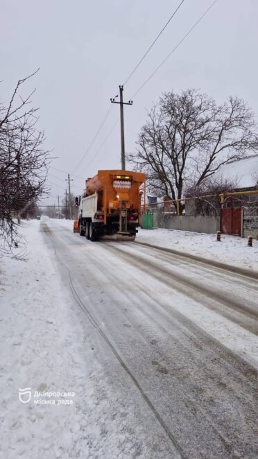 У Дніпрі комунальники розчищали тротуари та автошляхи від снігу