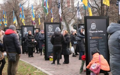 У Дніпрі в сквері Героїв оновили проєкт «Історії Героїв»