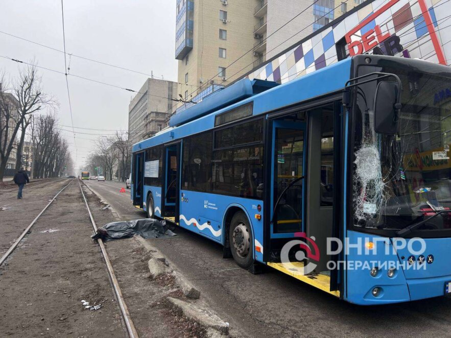 У Дніпрі біля «Нагорки» тролейбус насмерть збив пішохода