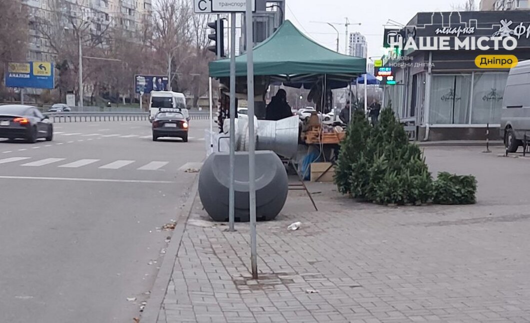 На ж/м Перемога з’явилися перші новорічні ялинки - Наше Місто