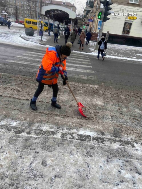 У Дніпрі комунальники борються з ожеледицею на тротуарах та пішохідних переходах