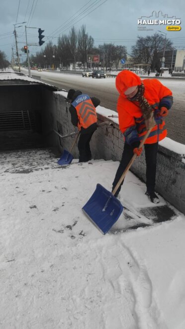 У Дніпрі комунальники борються з ожеледицею на тротуарах та пішохідних переходах