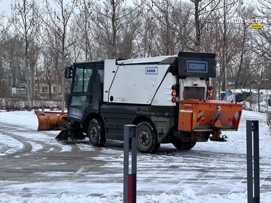 У Дніпрі комунальники борються з ожеледицею на тротуарах та пішохідних переходах