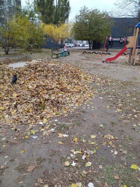 У Дніпрі продовжують вивозити сміття та встановлювати обмежувачі швидкості за заявками містян