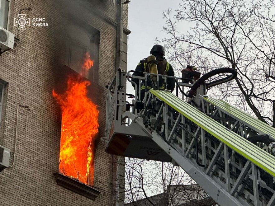 Окупанти в перший день нового року вдарили по Києву безпілотниками: є постраждалі