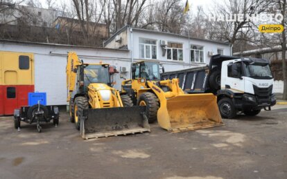 Самоскид, бензовоз та 2 водовози: комунальники Дніпра отримали техніку від Японії