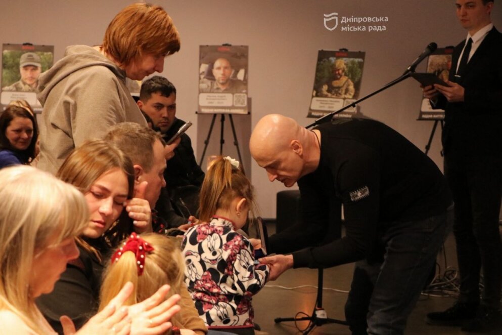 У Дніпрі посмертно нагородили сімнадцятьох воїнів: їхня пам'ять увічнена на міській платформі «В!ЙНА»