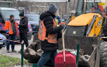 У Дніпрі на місці ворожого удару з самого ранку працюють комунальні служби - Наше Місто