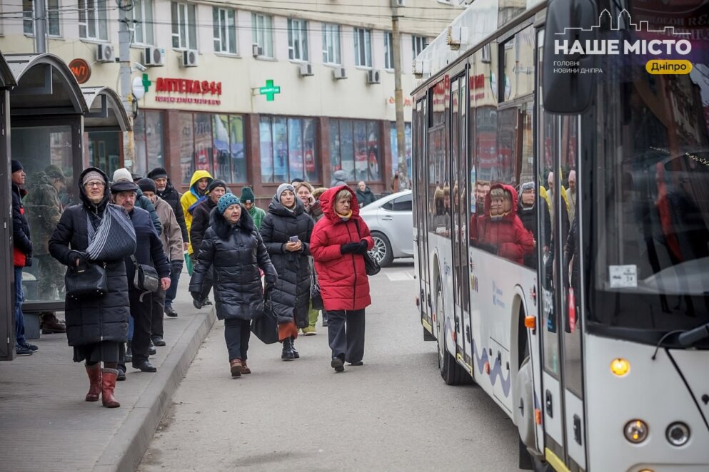 зупинка громадського транспотру у Дніпрі