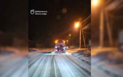 У Дніпрі працює снігоприбиральна техніка: водіїв просять не заважати роботі та не блокувати дороги