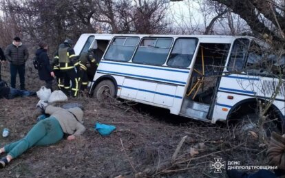 У Дніпропетровській області автобус вʼїхав у дерево: постраждало 14 людей