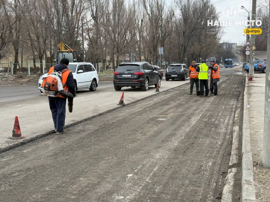 У Дніпрі стартував сезон гарячого асфальтування на ж/м Калинівський