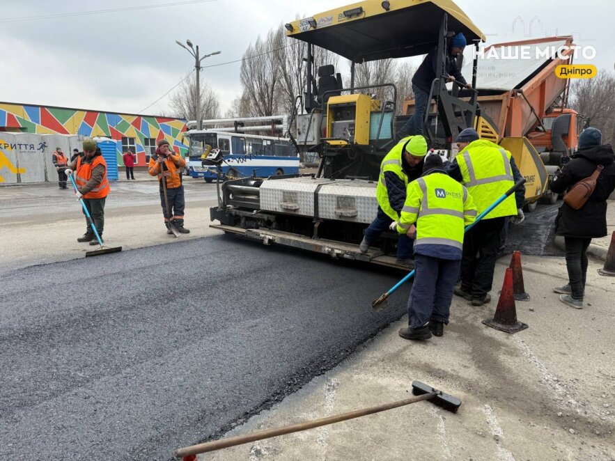 У Дніпрі стартував сезон гарячого асфальтування на ж/м Калинівський