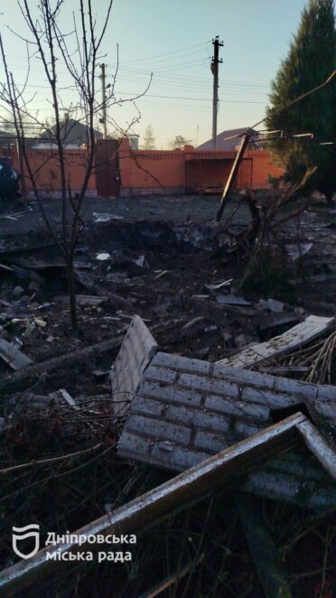 ОФІЦІЙНО                Комунальники Дніпра одразу після дозволу відповідних служб розпочали прибирати наслідки «прильотів»