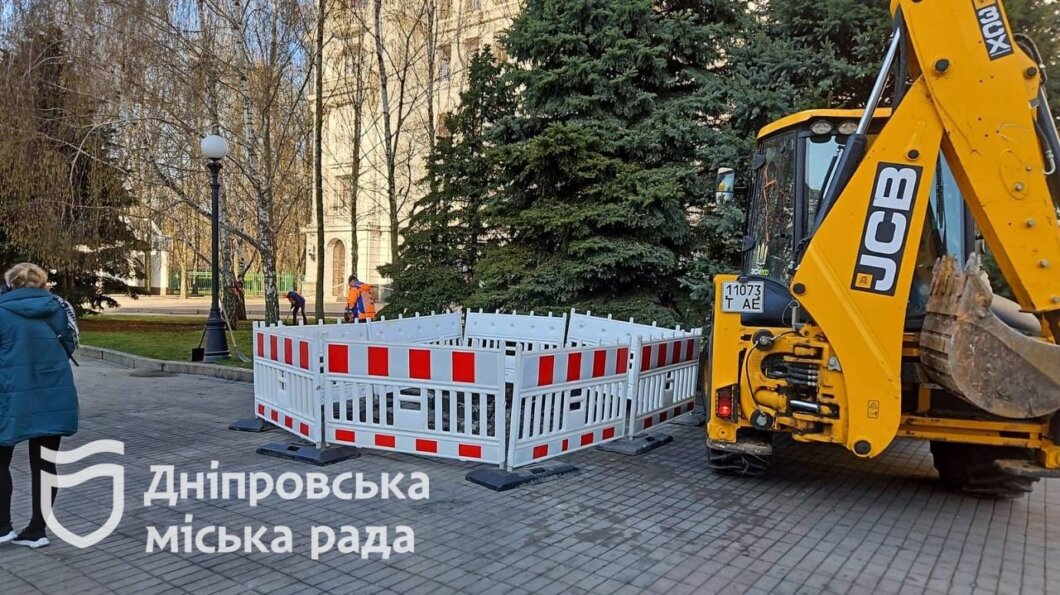 Комунальники Дніпра одразу після дозволу відповідних служб розпочали прибирати наслідки «прильотів»