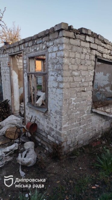 Комунальники Дніпра одразу після дозволу відповідних служб розпочали прибирати наслідки «прильотів»