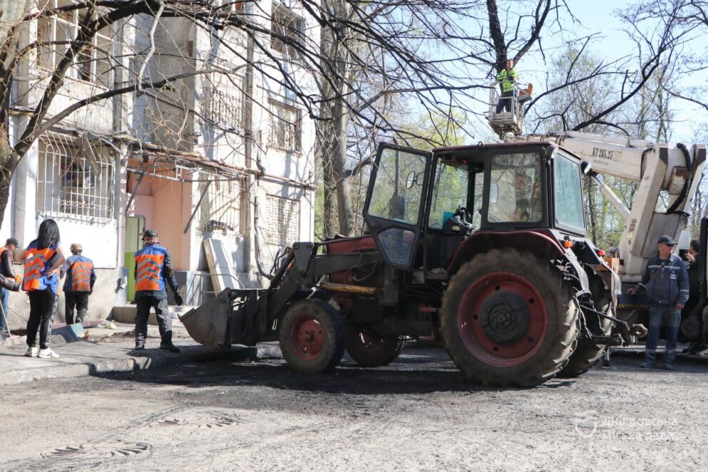 У Дніпрі продовжують ліквідовувати наслідки чергової атаки рф у ніч на 17 квітня