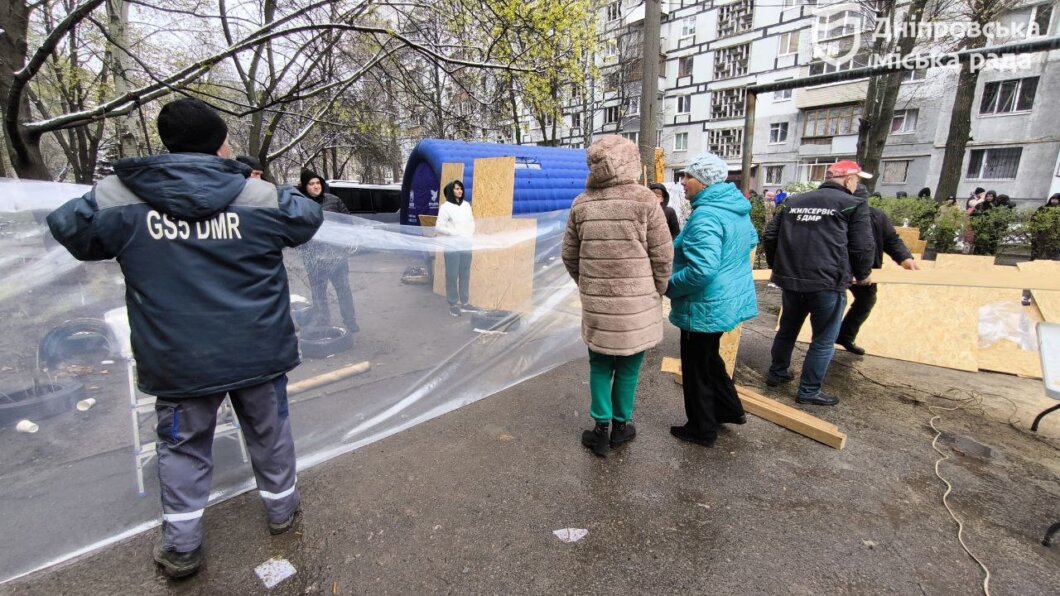 У Дніпрі внаслідок шахедної атаки постраждали багатоквартирні та приватні будинки: куди звертатися мешканцям