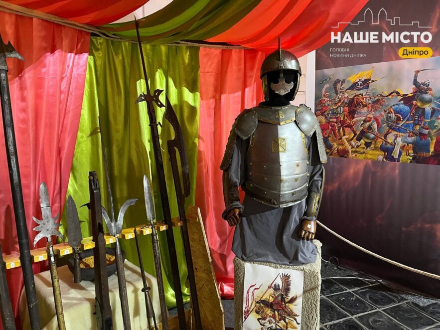 В Днепре в историческом музее им. Д. Яворницкого открылась выставка «Легенды камня и стали: история холодного оружия», приуроченная к 170-летию Д. Яворницкого