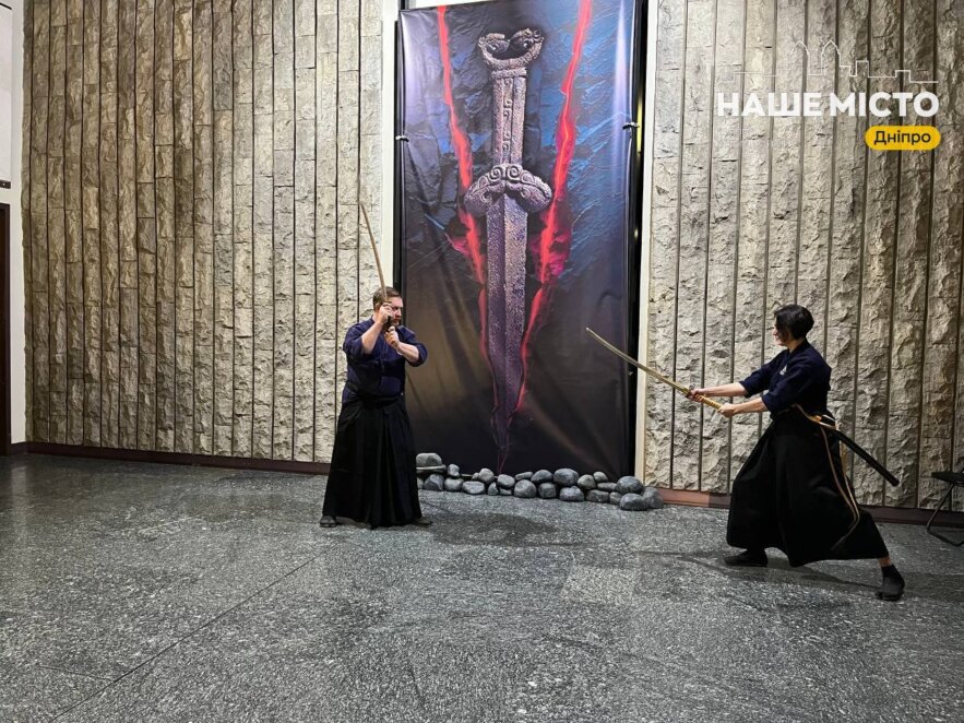 Виставка «Легенди каменю та сталі: історія холодної зброї» у Дніпрі